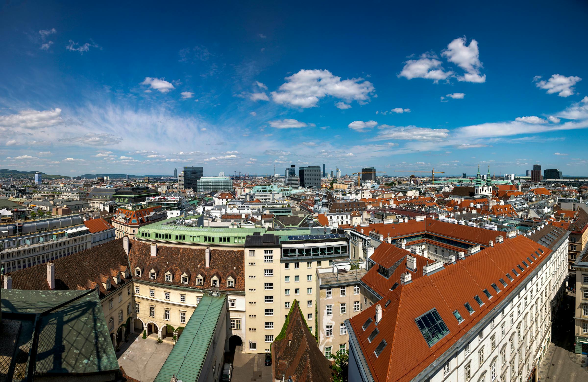 Wiener Dachlandschaft mit Skyline an einem sonnigen Tag